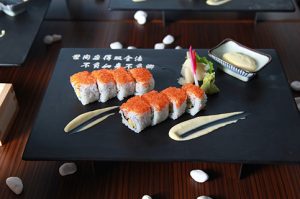 ardoise de makis au œufs de poisson et à l'omelette