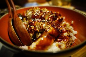 salade de riz au sésame et sauce soja avec ses tranches de porc