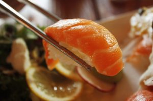 sushi au saumon